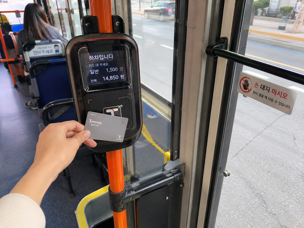 Tapping a Tmoney transportation card when getting off a bus in Korea